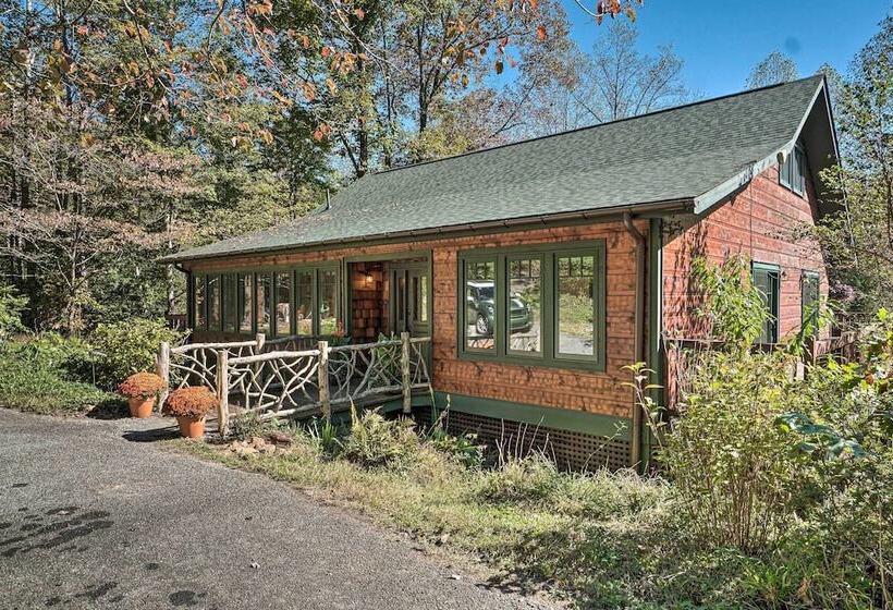 Riverfront Tallulah Falls Cabin W/ Hot Tub!