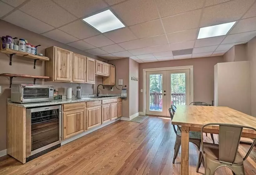 Riverfront Tallulah Falls Cabin W/ Hot Tub!