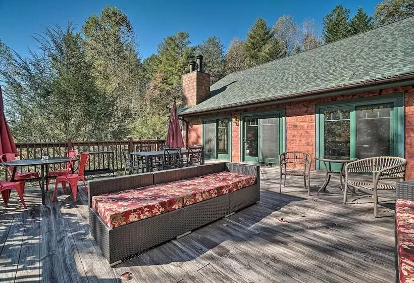 Riverfront Tallulah Falls Cabin W/ Hot Tub!