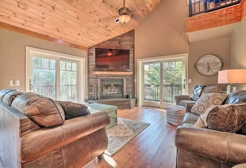 Riverfront Tallulah Falls Cabin W/ Hot Tub!