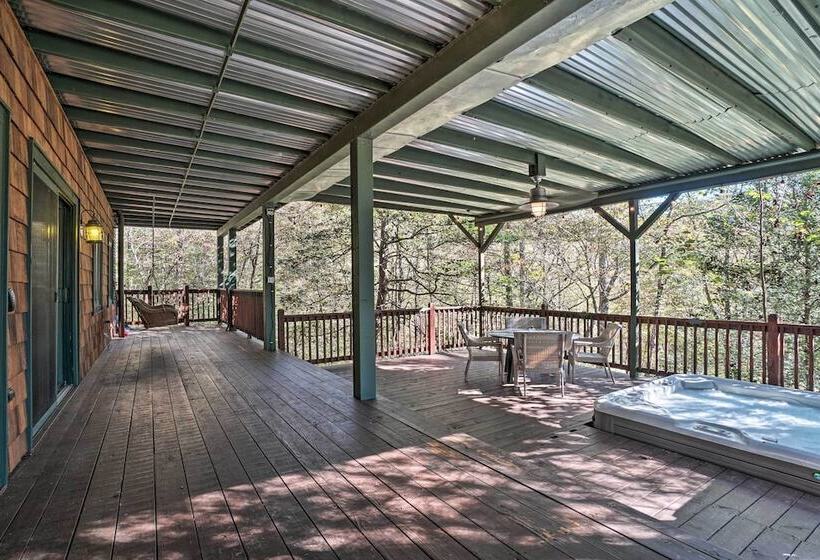 Riverfront Tallulah Falls Cabin W/ Hot Tub!