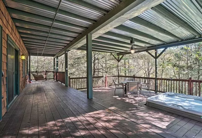 Riverfront Tallulah Falls Cabin W/ Hot Tub!