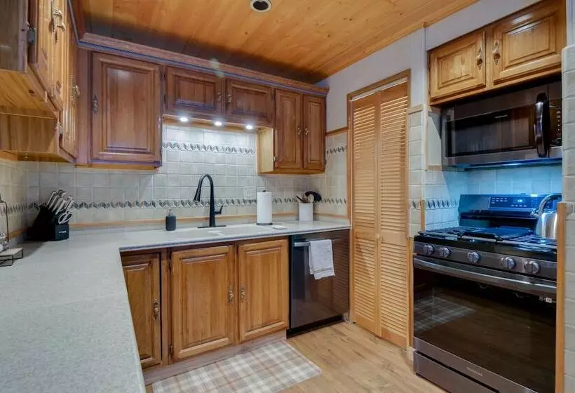 Riverside Colorado Cabin W/ Deck & Hot Tub