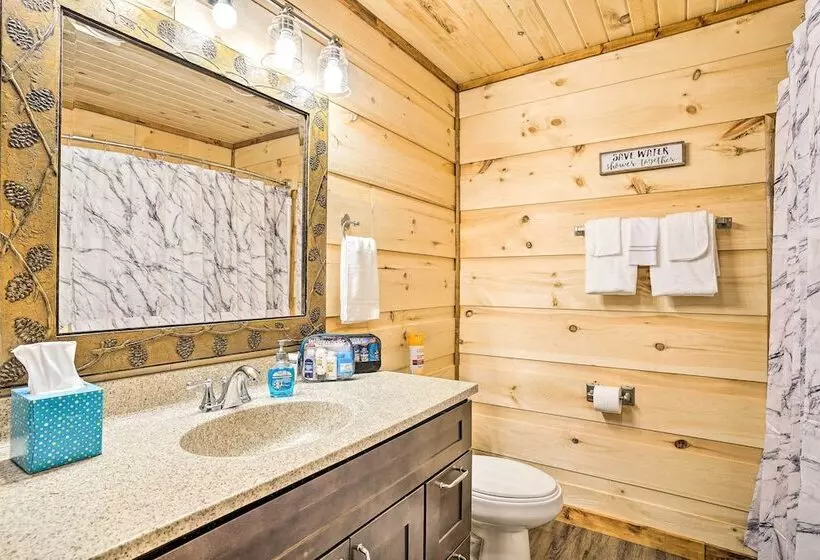 Lakefront Cabin W/ Deck, Fire Pit In Trenton!