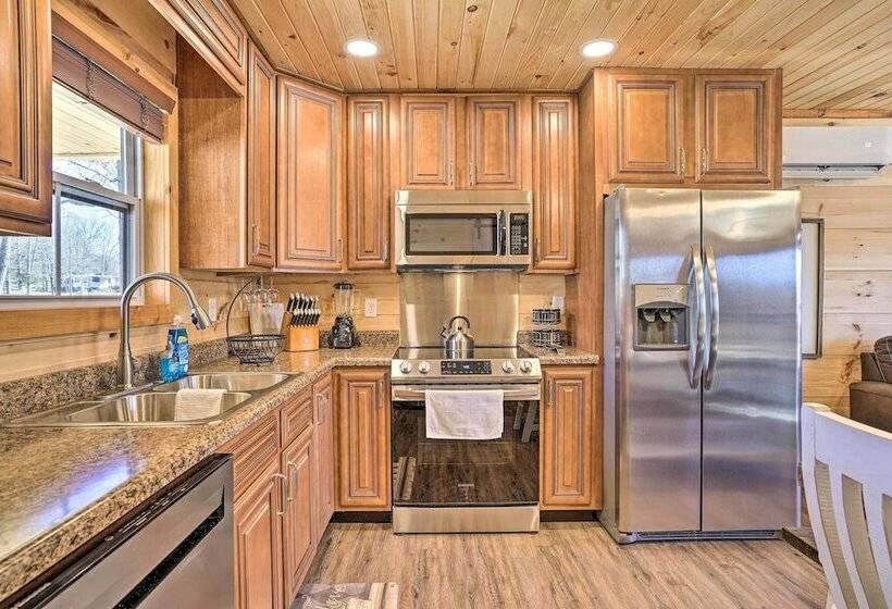 Lakefront Cabin W/ Deck, Fire Pit In Trenton!
