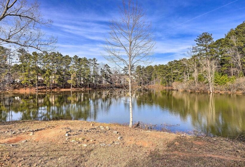 Spacious Atlanta Home W/ Deck & Seasonal Pool!