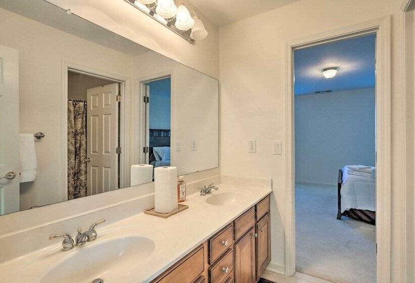 Spacious Atlanta Home W/ Deck & Seasonal Pool!