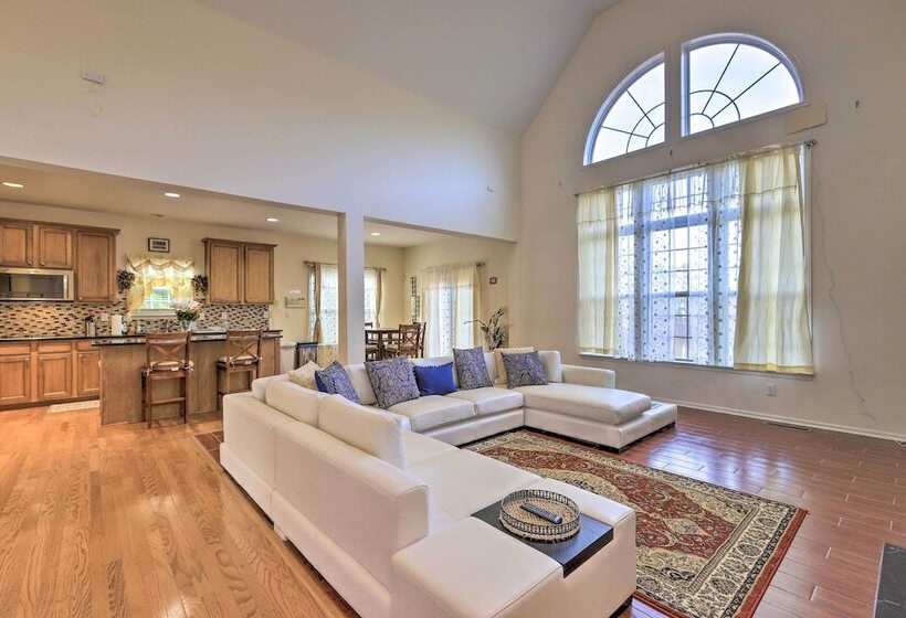 Spacious Atlanta Home W/ Deck & Seasonal Pool!