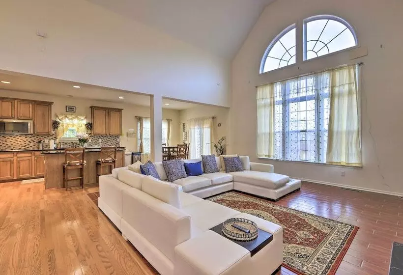 Spacious Atlanta Home W/ Deck & Seasonal Pool!