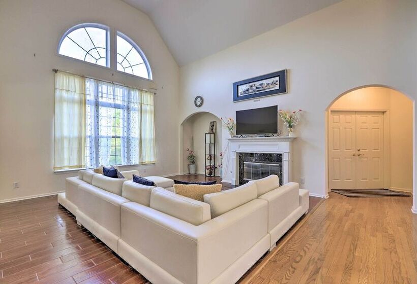 Spacious Atlanta Home W/ Deck & Seasonal Pool!