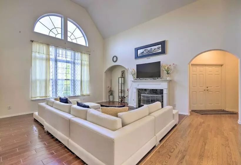 Spacious Atlanta Home W/ Deck & Seasonal Pool!