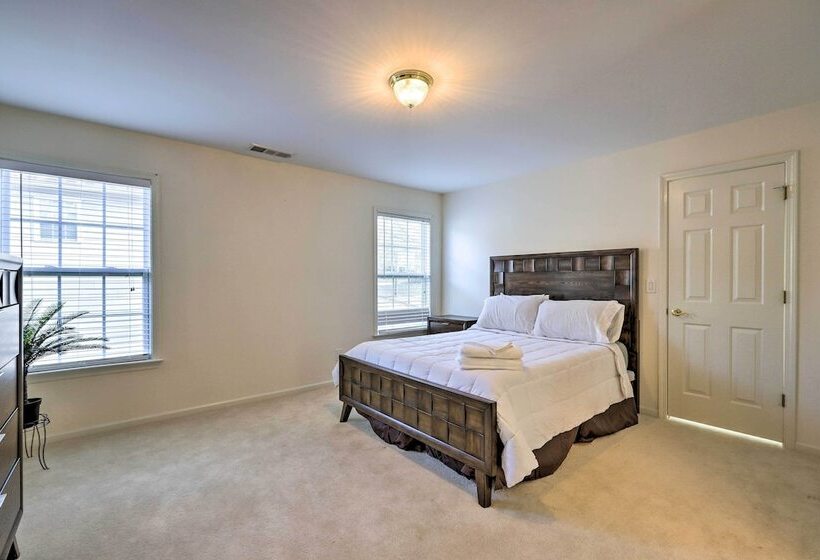 Spacious Atlanta Home W/ Deck & Seasonal Pool!