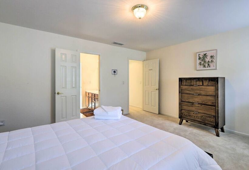 Spacious Atlanta Home W/ Deck & Seasonal Pool!