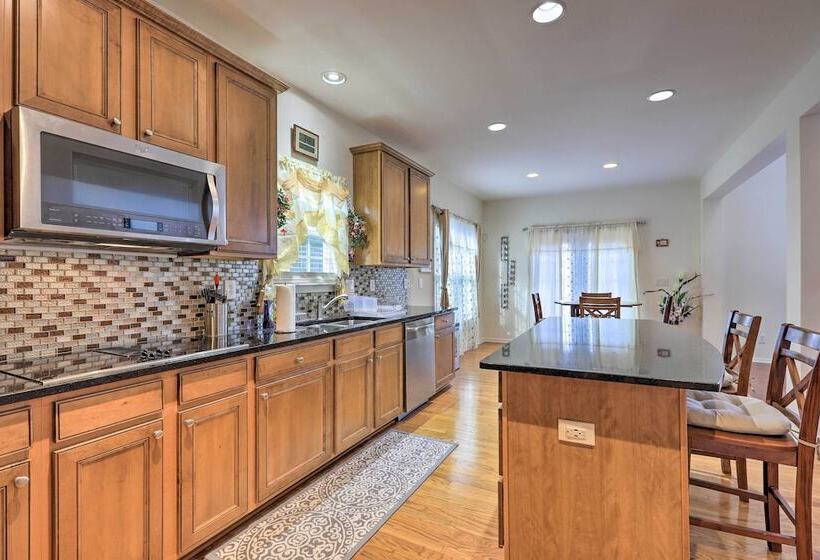 Spacious Atlanta Home W/ Deck & Seasonal Pool!