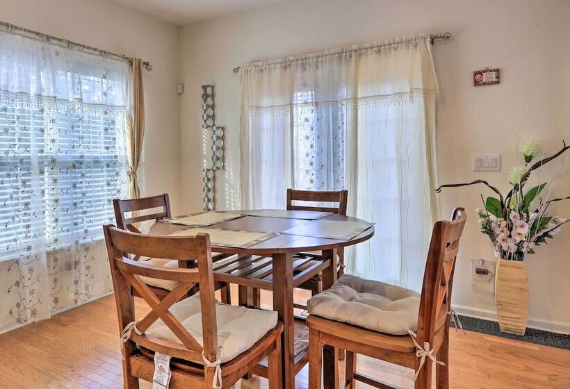 Spacious Atlanta Home W/ Deck & Seasonal Pool!