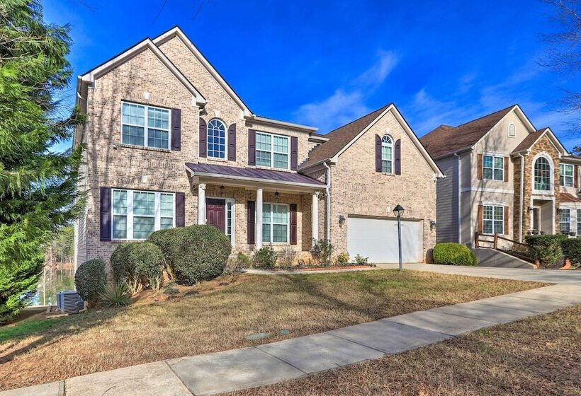 Spacious Atlanta Home W/ Deck & Seasonal Pool!
