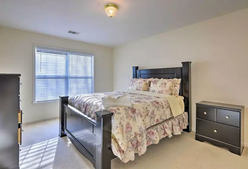 Spacious Atlanta Home W/ Deck & Seasonal Pool!