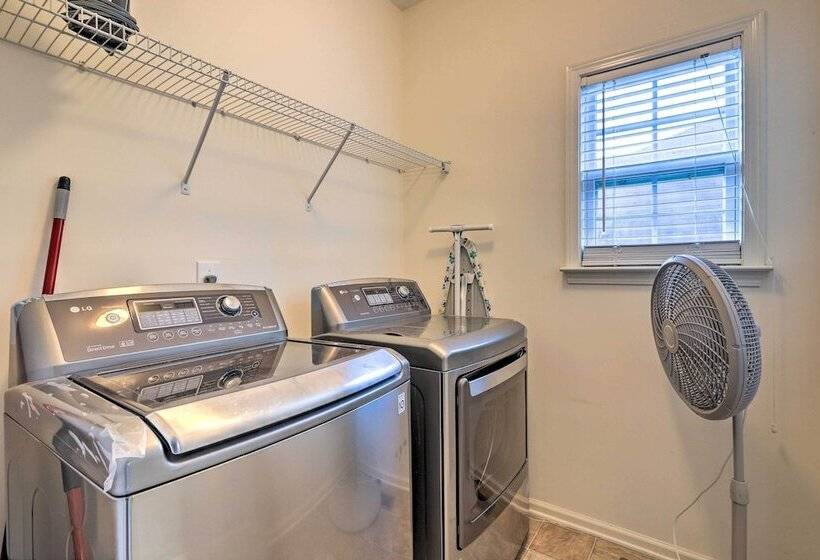 Spacious Atlanta Home W/ Deck & Seasonal Pool!