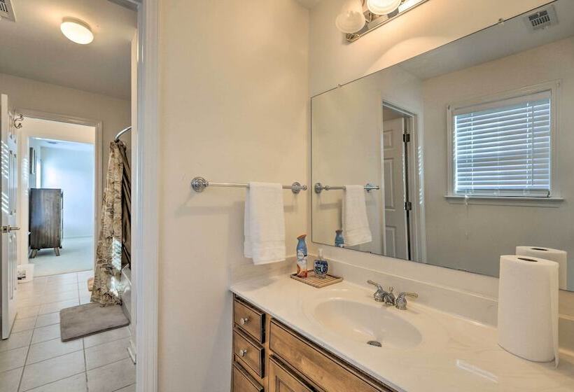 Spacious Atlanta Home W/ Deck & Seasonal Pool!