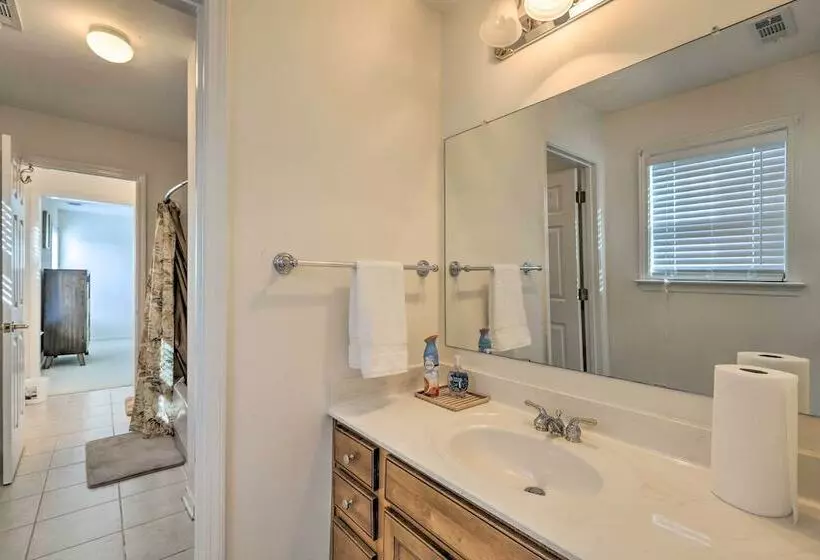 Spacious Atlanta Home W/ Deck & Seasonal Pool!