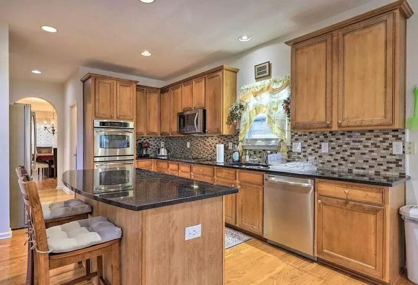 Spacious Atlanta Home W/ Deck & Seasonal Pool!