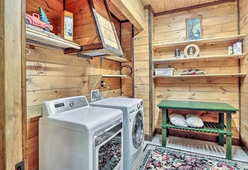 Spacious Blue Ridge Cabin W/ Private Hot Tub!