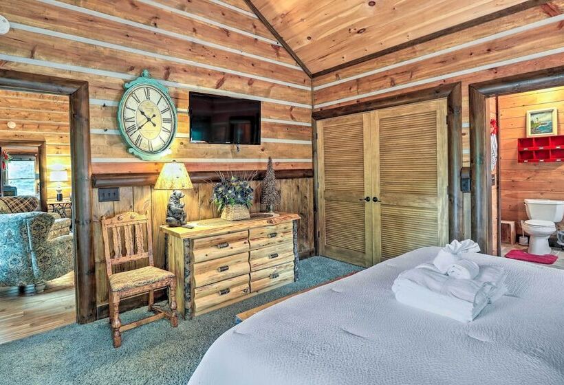 Spacious Blue Ridge Cabin W/ Private Hot Tub!
