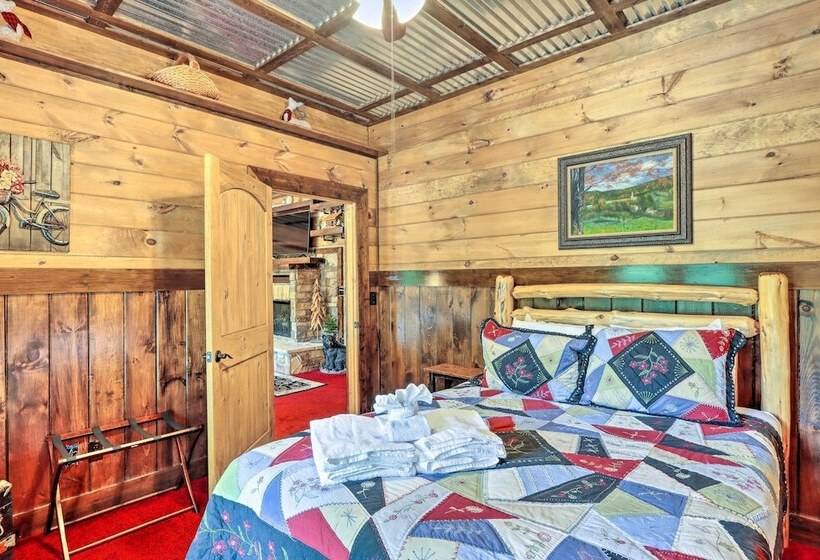 Spacious Blue Ridge Cabin W/ Private Hot Tub!