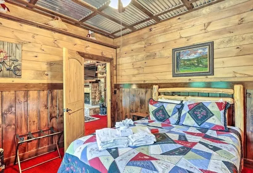 Spacious Blue Ridge Cabin W/ Private Hot Tub!
