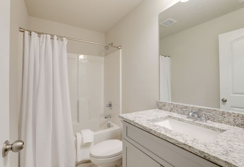 Spacious Conyers Home In Peaceful Setting!