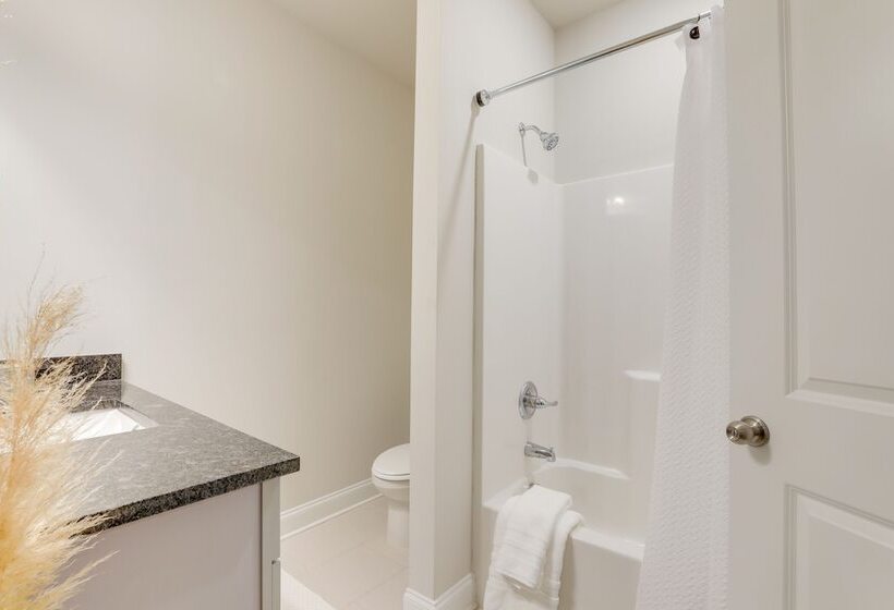 Spacious Conyers Home In Peaceful Setting!