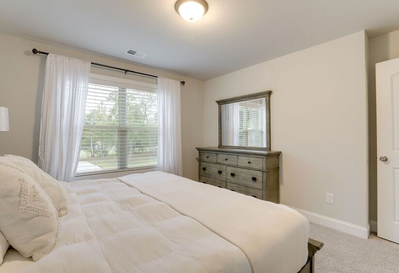 Spacious Conyers Home In Peaceful Setting!