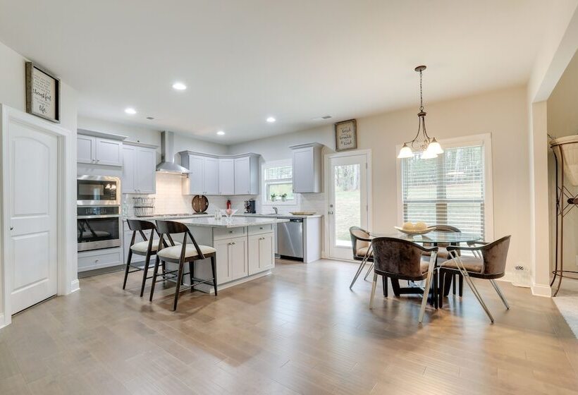 Spacious Conyers Home In Peaceful Setting!