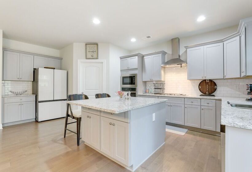 Spacious Conyers Home In Peaceful Setting!