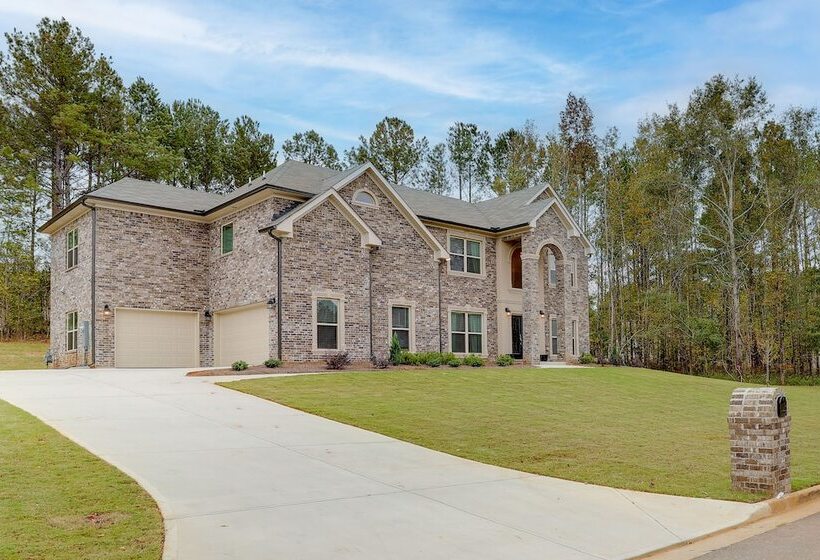Spacious Conyers Home In Peaceful Setting!