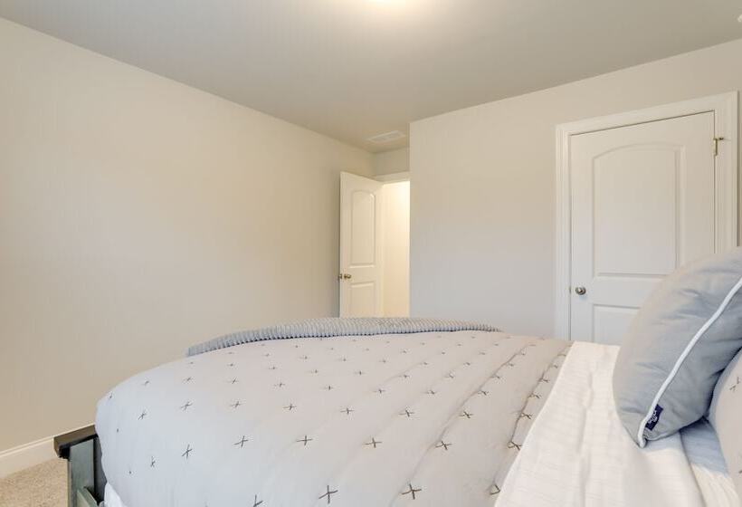 Spacious Conyers Home In Peaceful Setting!