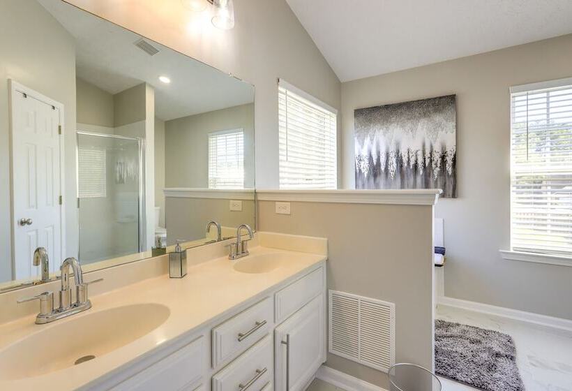 Spacious Georgia Home W/ Deck, Grills & Fireplace!