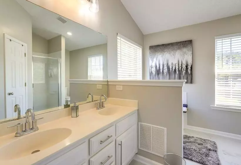 Spacious Georgia Home W/ Deck, Grills & Fireplace!