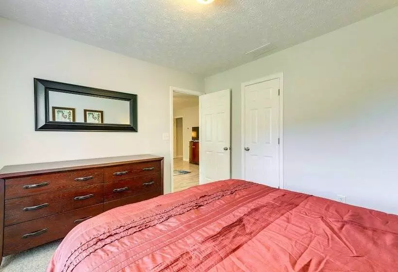 Spacious Georgia Home W/ Deck, Grills & Fireplace!