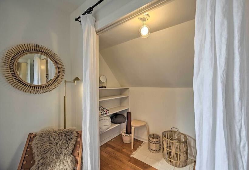 Stunning Queen Anne House W/ Private Patio!