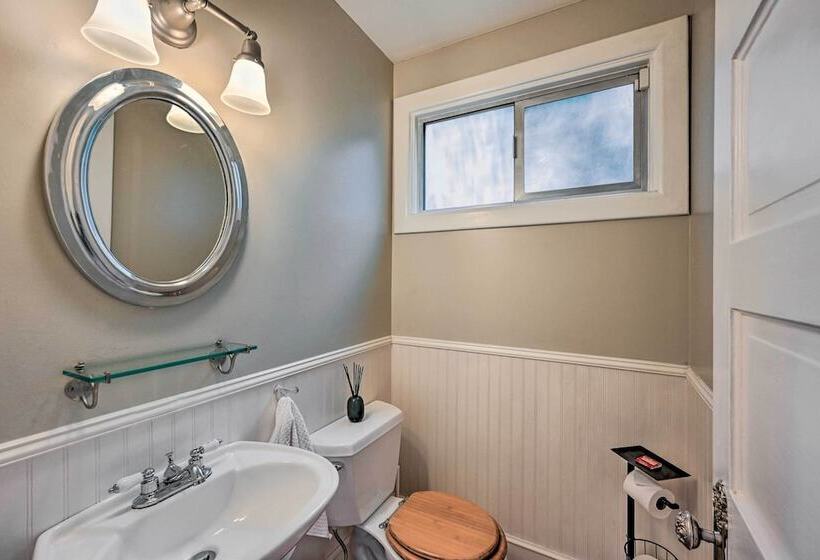 Stunning Queen Anne House W/ Private Patio!