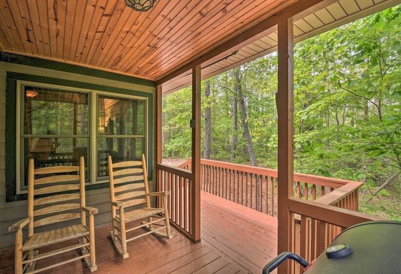 The Honeybee Cabin W/ Private Porch + Hot Tub