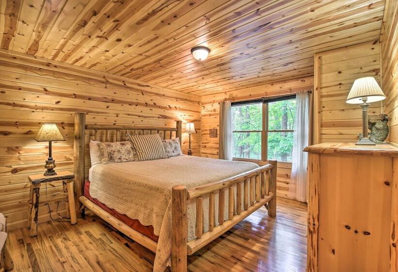 The Honeybee Cabin W/ Private Porch + Hot Tub