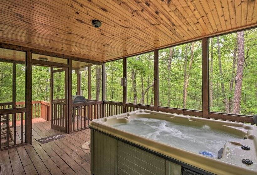 The Honeybee Cabin W/ Private Porch + Hot Tub