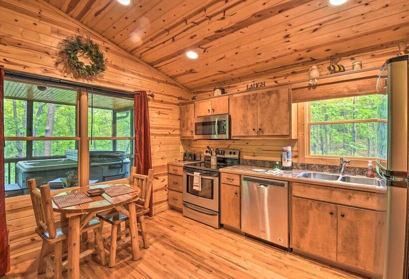 The Honeybee Cabin W/ Private Porch + Hot Tub