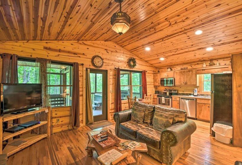 The Honeybee Cabin W/ Private Porch + Hot Tub