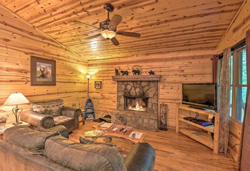 The Honeybee Cabin W/ Private Porch + Hot Tub