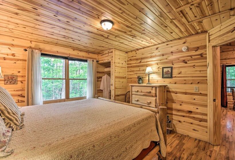 The Honeybee Cabin W/ Private Porch + Hot Tub