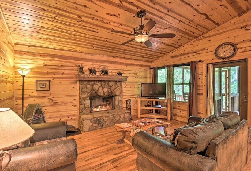 The Honeybee Cabin W/ Private Porch + Hot Tub