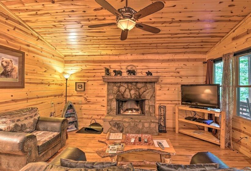 The Honeybee Cabin W/ Private Porch + Hot Tub